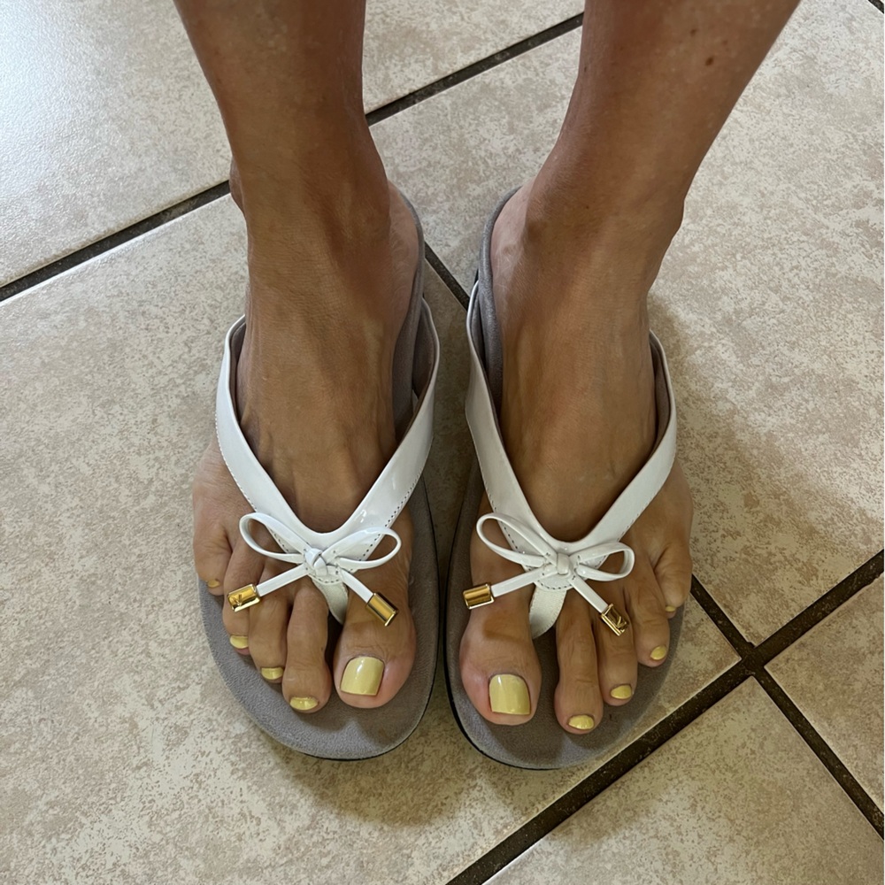 Vionic Bella sandal. Size 9. White flip flops.